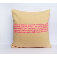 Typo Kissen Hamburg Wohnen 40x40 Creme/Neonpink Herr Fuchs von HerrFuchs
