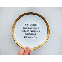 Wandteller Glück 19 cm Vintage Plattdeutsch Wanddeko Breiter Goldrand Herr Fuchs von HerrFuchs