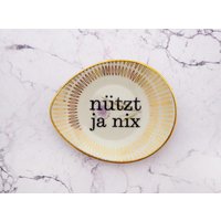 Wandteller Nützt Ja Nix Typo 11 cm Vintage Blumen Wanddeko Goldrand Herr Fuchs Mini von HerrFuchs