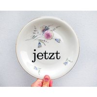 Wandteller Typo Jetzt Vintage Wanddeko Blume Goldrand Herr Fuchs 19cm von HerrFuchs