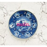Wandteller Typo Moin. Vintage Herr Fuchs Teller Neonpink Blau 22cm Landschaft Mühle Delfter Blume von HerrFuchs