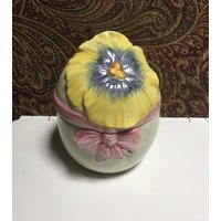 Hellgrüner Keramik Eierbehälter Mit Gelbem Stiefmütterchen - Italien Hellgrüner Keramik Eierbehälter Mit Gelbem Stiefmütterchen - Italien von HerringboneVintageCo