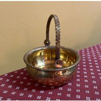 Kleiner Geriffelter Messingkorb Mit Griff - 5 Zum Kauf Verfügbar Kleiner Geriffelter Messingkorb Mit Griff - 5 Zum Kauf Verfügbar von HerringboneVintageCo