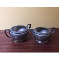 My Lady Hand Gehämmert Zinn Milchkännchen & Zuckerdose - England My Lady Hand Gehämmert Zinn Milchkännchen & Zuckerdose - England von HerringboneVintageCo