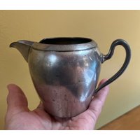 Vintage Royal Pewter Milchkännchen - M.m. Co Vintage Royal Pewter Milchkännchen - M.m. Co von HerringboneVintageCo