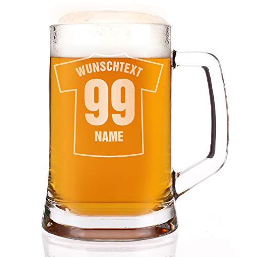 Herz & Heim® Bierkrug mit Gravur des Namens für Feuerwehrmänner, Jäger, Fußballer, Biker und Angler Fußball Trikot von Herz & Heim