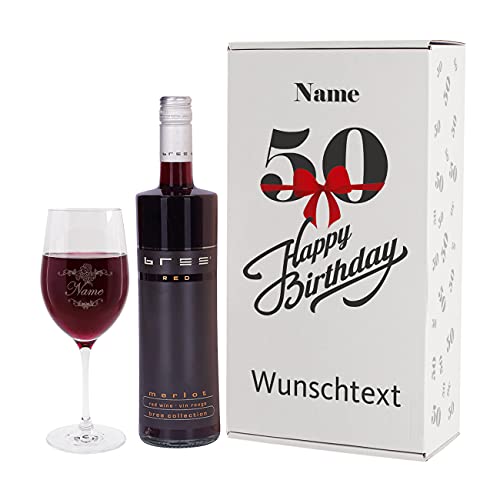 Herz & Heim® Geburtstagsgeschenk zum 50. Geburtstag - Bree Weinflasche, Weinglas mit Gravur in Geschenkverpackung Rot von Herz & Heim