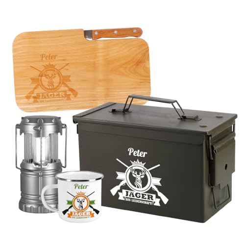 Herz & Heim® Geschenkset für Jäger mit Namenstasse, Frühstücksbrett mit Messer, Led Laterne in originaler Army Munitionsbox von Herz & Heim