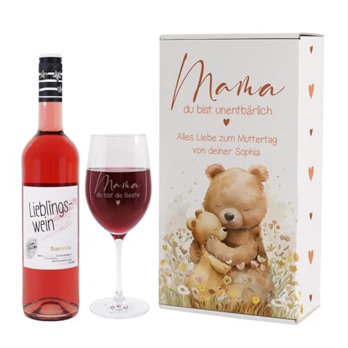 Herz & Heim® Geschenkset zum Muttertag mit graviertem Weinglas, Weinflasche und Geschenkbox -Mama Du bist unentbärlich-, personalisiert (Rosé) von Herz & Heim