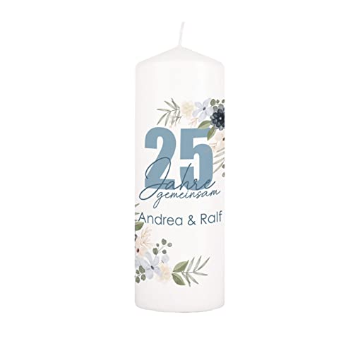 Herz & Heim® Hochzeitskerze mit Namen des Ehepaares Stumpenkerze Weiß 7 cm x 20 cm (Ø/H) Silberne Hochzeit von Herz & Heim