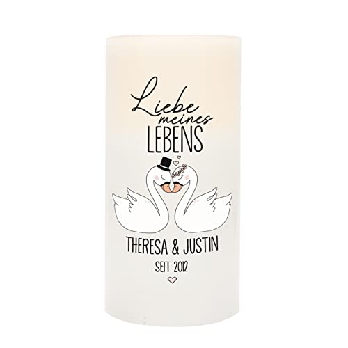 Herz & Heim® LED Echtwachs Hochzeitskerze mit Beschriftung der Namens und Datum Liebe meines Lebens von Herz & Heim
