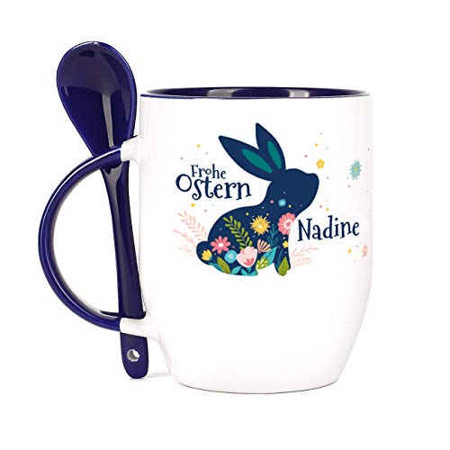 Herz & Heim® Ostergeschenk Löffel-Tasse mit Wunschname Osterhase blau von Herz & Heim