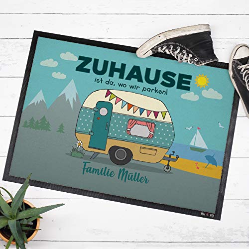 Herz & Heim® Personalisierte Fußmatte für Camper mit Campingwagen Motiv 70 cm x 50 cm (B/H) von Herz & Heim