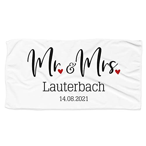 Herz & Heim® XL Badetuch Mr & Mrs mit Wunschname und Datum 100 x 180 cm (B/H) von Herz & Heim