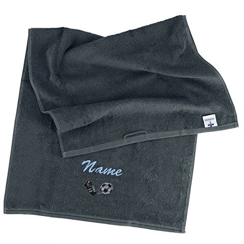 Herz & Heim® graues Handtuch mit Stick des Namens - Motiv Fußball - 500 g/m² in verschiedenen Größen 70 x 140 cm von Herz & Heim