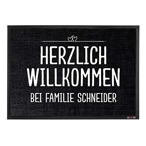 Herz & Heim® personalisierte Schwarze Fußmatte mit Wunschtext-Aufdruck, Innenbereich, rutschfest 60 cm x 40 cm (B/H) von Herz & Heim