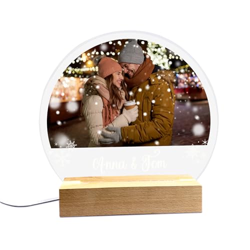 Herz & Heim Personalisierte LED-Fotolampe mit rundem Rahmen, Holzsockel (Foto Winter) von Herz & Heim