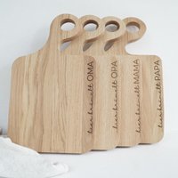 Exklusives Schneidebrett - "Hier Krümelt Oma, Opa, Mama, Papa" Aus Hochwertigem Eichenholz | Swing von HerzHolzPapier