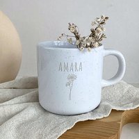 Gravierte Hochglanz-Keramiktasse "Blumenmotiv Mit Name" Aus Steinzeug Gesprenkelter Oberfläche | Shiny von HerzHolzPapier