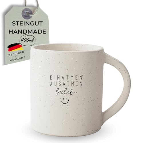 HerzHolzPapier® Große Steingut-Tasse 'EINATMEN AUSATMEN LÄCHELN'・400ml・Handgefertigt・Beidseitige Gravur・Matt gesprenkelte Oberfläche・Spülmaschinenfest・Robustes Design・Geschenk Anti-Stress von HerzHolzPapier