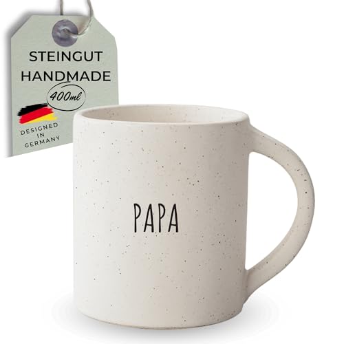 HerzHolzPapier® Große Steingut-Tasse 'PAPA'・400ml・Handgefertigt・Beidseitige Gravur・Matt gesprenkelte Oberfläche・Spülmaschinenfest・Robustes Design・Geschenk für Papa von HerzHolzPapier