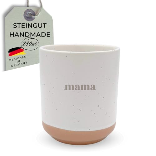 HerzHolzPapier® Steingut-Becher 'MAMA' – 280 ml – Handgefertigte Keramik Kaffeebecher Teebecher – Spülmaschinen- & Mikrowellenfest – Rustikales Design in Sprenkeloptik – Geschenk für Mama von HerzHolzPapier