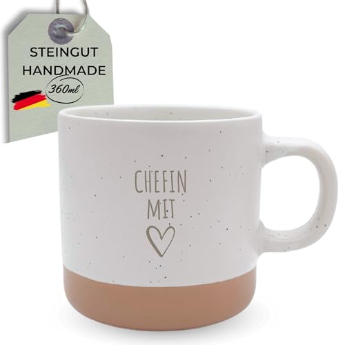 HerzHolzPapier® Steingut-Tasse 'CHEFIN MIT HERZ' – 360 ml – Handgefertigte Keramik Kaffeetasse Teetasse – Spülmaschinen- & Mikrowellenfest – Rustikales Design in Sprenkeloptik – Geschenk für Chefin von HerzHolzPapier