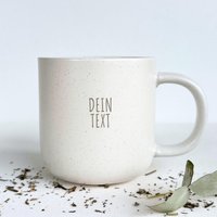 Personalisierte Tasse - Gravierte Keramiktasse Mit Matter Oberfläche Und Rustikalem Touch in Pastellweiß Gesprenkelt Styler von HerzHolzPapier