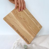 Premium Schneidebrett - Hier Krümelt Oma 100% Fsc® Zertifiziertes Eichenholz Personalisierbar Lydia von HerzHolzPapier
