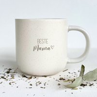 Steingut Tasse "Beste Mama" - Gravierte Keramiktasse Bis 330Ml Mit Matter Oberfläche in Pastellweiß Gesprenkelt | Styler Steingut Tasse "Beste Mama" - Gravierte Keramiktasse Bis 330Ml Mit Matter Oberfläche in Pastellweiß Gesprenkelt | Styler von HerzHolzPapier