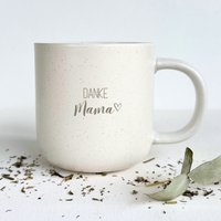 Steingut Tasse "Danke Mama" - Gravierte Keramiktasse Bis 330Ml Mit Matter Oberfläche in Pastellweiß Gesprenkelt | Styler von HerzHolzPapier