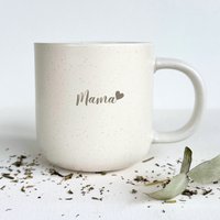 Steingut Tasse "Mama" - Gravierte Keramiktasse Bis 330Ml Mit Matter Oberfläche in Pastellweiß Gesprenkelt | Styler von HerzHolzPapier