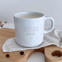 Tasse "Einatmen" - Gravierte Keramiktasse Aus Steinzeug Mit Hochglänzender Und Gesprenkelter Oberfläche | Shiny von HerzHolzPapier