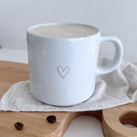 Tasse "Herz" - Gravierte Keramiktasse Aus Steinzeug Mit Hochglänzender Und Gesprenkelter Oberfläche | Shiny von HerzHolzPapier