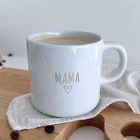 Tasse "Mama" - Gravierte Keramiktasse Aus Steinzeug Mit Hochglänzender Und Gesprenkelter Oberfläche | Shiny von HerzHolzPapier