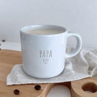 Tasse "Papa" - Gravierte Keramiktasse Aus Steinzeug Mit Hochglänzender Und Gesprenkelter Oberfläche | Shiny von HerzHolzPapier
