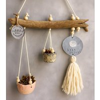Boho Wanddeko Mit Affirmation "Lebe Leicht" - Handgemachte Deko Mini-Pflanztöpfen & Treibholz Fensterdeko Hängend Wabi Sabi Stil Boho Wanddeko Mit Affirmation "Lebe Leicht" - Handgemachte Deko Mini-Pflanztöpfen & Treibholz Fensterdeko Hängend Wabi Sabi Stil von HerzallerliebstKunst