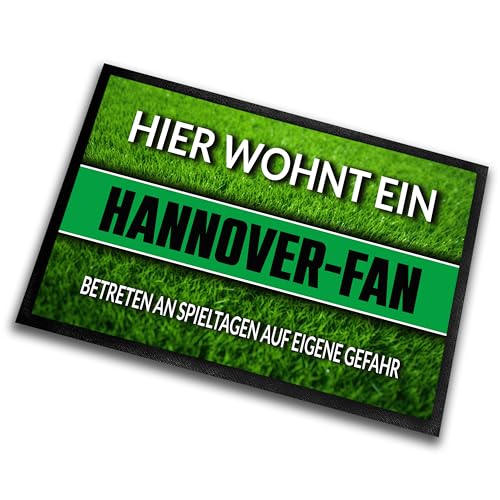 Fußmatte Rasenoptik für Fußball Fans | Hier wohnt EIN Hannover Fan - Betreten an Spieltagen auf eigene Gefahr! | Türmatte mit Spruch | 60x40cm | für innen und außen | Vorleger für Haustür/Flur von Herzbotschaft