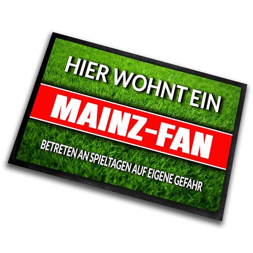 Fußmatte Rasenoptik für Fußball Fans | Hier wohnt EIN Mainz Fan - Betreten an Spieltagen auf eigene Gefahr! | Türmatte mit Spruch | 60x40cm | für innen und außen | Vorleger für Haustür/Flur von Herzbotschaft