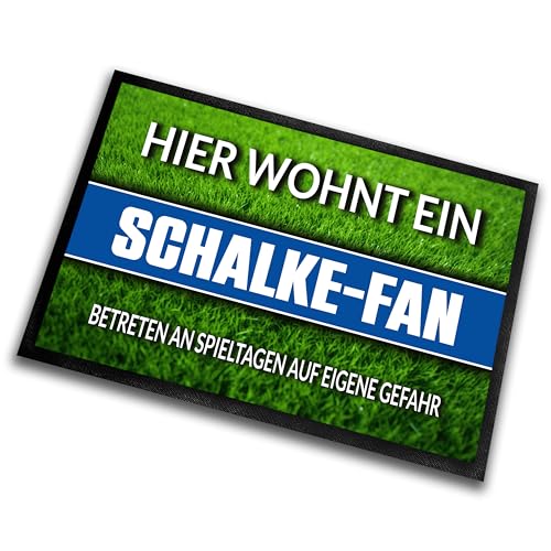 Fußmatte Rasenoptik für Fußball Fans | Hier wohnt EIN Schalke Fan - Betreten an Spieltagen auf eigene Gefahr! | Türmatte mit Spruch | 60x40cm | für innen und außen | Vorleger für Haustür/Flur von Herzbotschaft