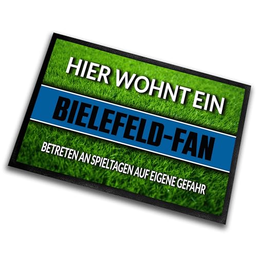 Fußmatte Rasenoptik für Fußball Fans | Hier wohnt ein Bielefeld Fan - Betreten an Spieltagen auf eigene Gefahr! | Türmatte mit Spruch | 60x40cm | für innen und außen | Vorleger für Haustür / Flur von Herzbotschaft
