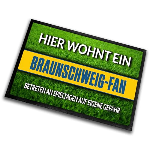 Fußmatte Rasenoptik für Fußball Fans | Hier wohnt ein Braunschweig Fan - Betreten an Spieltagen auf eigene Gefahr! | Türmatte mit Spruch | 60x40cm | für innen und außen | Vorleger für Haustür / Flur von Herzbotschaft