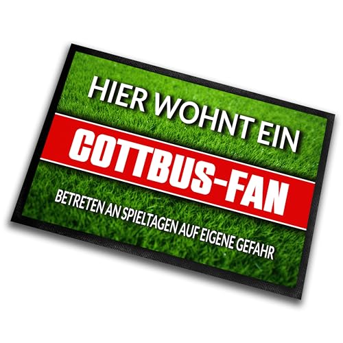 Fußmatte Rasenoptik für Fußball Fans | Hier wohnt ein Cottbus Fan - Betreten an Spieltagen auf eigene Gefahr! | Türmatte mit Spruch | 60x40cm | für innen und außen | Vorleger für Haustür / Flur von Herzbotschaft