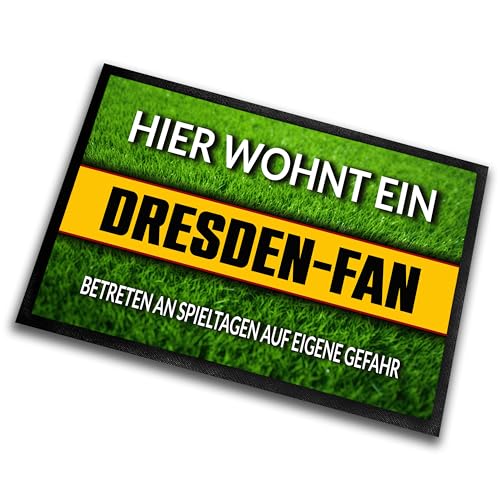 Fußmatte Rasenoptik für Fußball Fans | Hier wohnt ein Dresden Fan - Betreten an Spieltagen auf eigene Gefahr! | Türmatte mit Spruch | 60x40cm | für innen und außen | Vorleger für Haustür / Flur von Herzbotschaft