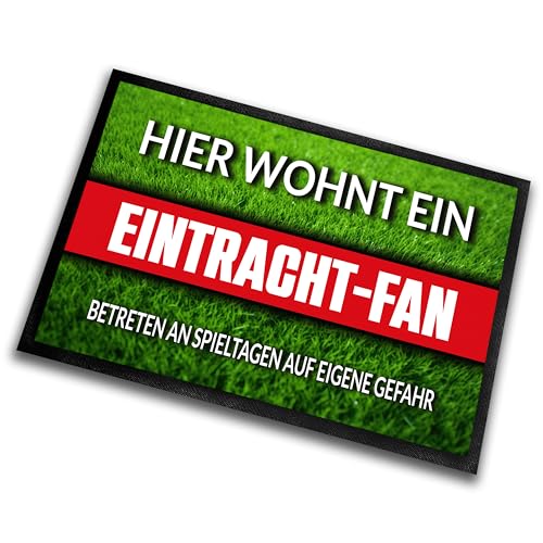 Fußmatte Rasenoptik für Fußball Fans | Hier wohnt ein Eintracht Fan - Betreten an Spieltagen auf eigene Gefahr! | Türmatte mit Spruch | 60x40cm | für innen und außen | Vorleger für Haustür / Flur von Herzbotschaft