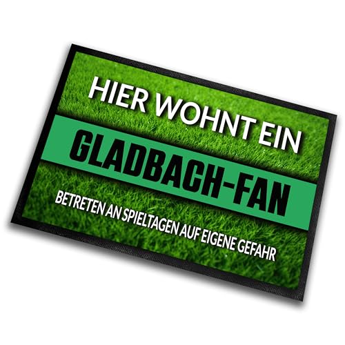 Fußmatte Rasenoptik für Fußball Fans | Hier wohnt ein Gladbach Fan - Betreten an Spieltagen auf eigene Gefahr! | Türmatte mit Spruch | 60x40cm | für innen und außen | Vorleger für Haustür / Flur von Herzbotschaft