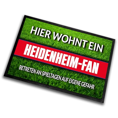 Fußmatte Rasenoptik für Fußball Fans | Hier wohnt ein Heidenheim Fan - Betreten an Spieltagen auf eigene Gefahr! | Türmatte mit Spruch | 60x40cm | für innen und außen | Vorleger für Haustür / Flur von Herzbotschaft