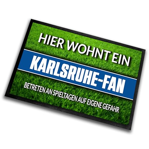 Fußmatte Rasenoptik für Fußball Fans | Hier wohnt ein Karlsruhe Fan - Betreten an Spieltagen auf eigene Gefahr! | Türmatte mit Spruch | 60x40cm | für innen und außen | Vorleger für Haustür / Flur von Herzbotschaft