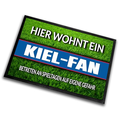 Fußmatte Rasenoptik für Fußball Fans | Hier wohnt ein Kiel Fan - Betreten an Spieltagen auf eigene Gefahr! | Türmatte mit Spruch | 60x40cm | für innen und außen | Vorleger für Haustür / Flur von Herzbotschaft