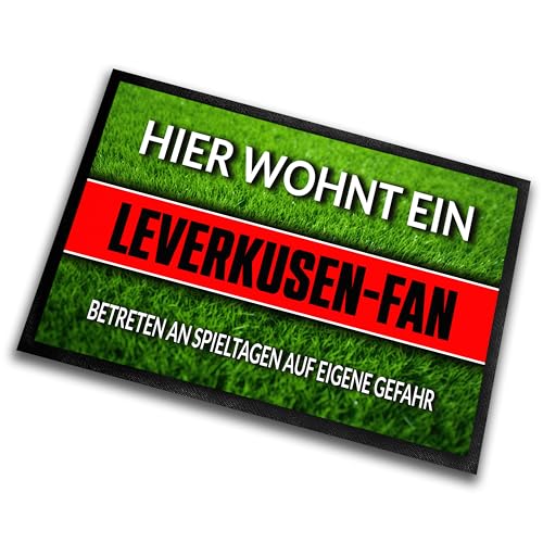 Fußmatte Rasenoptik für Fußball Fans | Hier wohnt ein Leverkusen Fan - Betreten an Spieltagen auf eigene Gefahr! | Türmatte mit Spruch | 60x40cm | für innen und außen | Vorleger für Haustür / Flur von Herzbotschaft